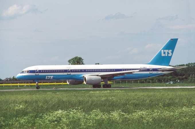 Die Boeing 757-200 mit dem Kennzeichen D-AMUT trug anfänglich assend zur bayerischen Heimat und bis zum Rebranding als LTU Süd die für die LTU-Familie ungewohnten Farben Blau und Weiß.