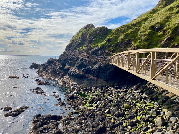 Der spektakuläre Gobbins Cliff Path liegt ganz in der Nähe von Blackhead