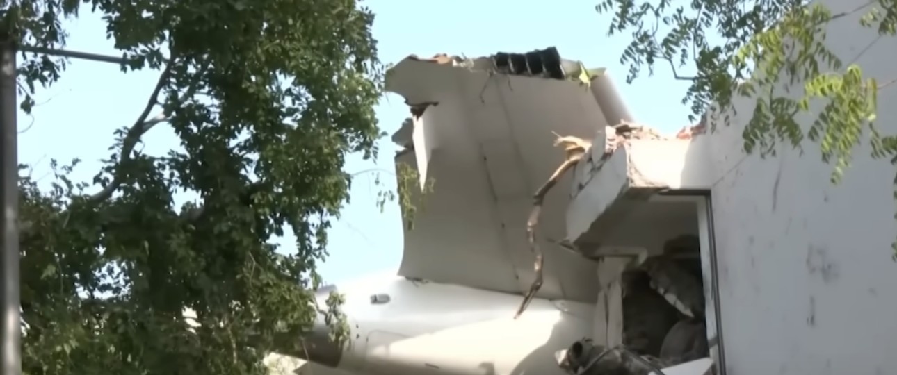 Das Leitwerk von AI171 steckt in einem Haus: 265 Menschen starben bei dem Unglück.