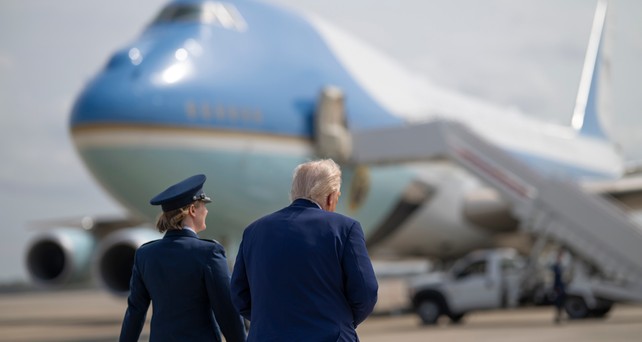 Donald Trump läuft zur Air Force One: Er will schnell Ersatz für die alternden Boeing 747-200.