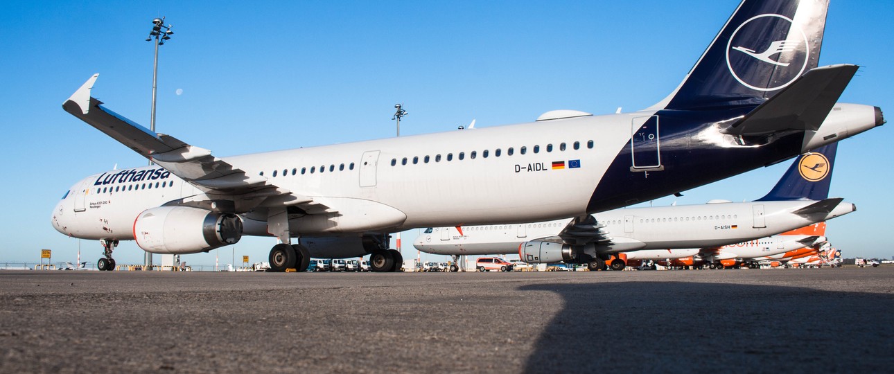 Stillgelegter Lufthansa-Jet am Berliner Flughafen BER: Die Airline muss viele ihrer Flieger außerhalb ihrer Drehkreuze unterbringen.