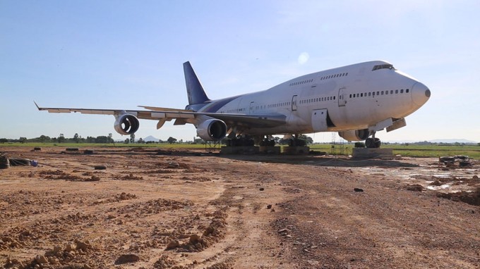 ... hat schon keine Triebwerke mehr. Das Flugzeug steht ...