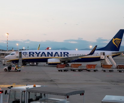Hier der direkte Vergleich bei einer Boeing 737 von Ryanair: Vorne die schmale, hinten eine breitere Treppe. 