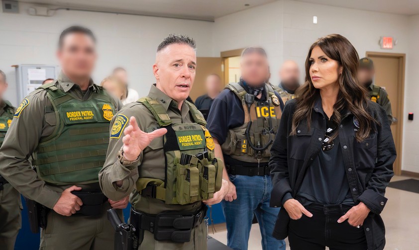 US-Heimatschutzministerin Kristi Noem mit ICE-Agenten: Es soll eine eigene Airline geben. 