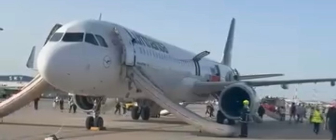 Der Airbus A321 Neo von Lufthansa bei der Evakuierung: Starker Geruch nach Kerosin.