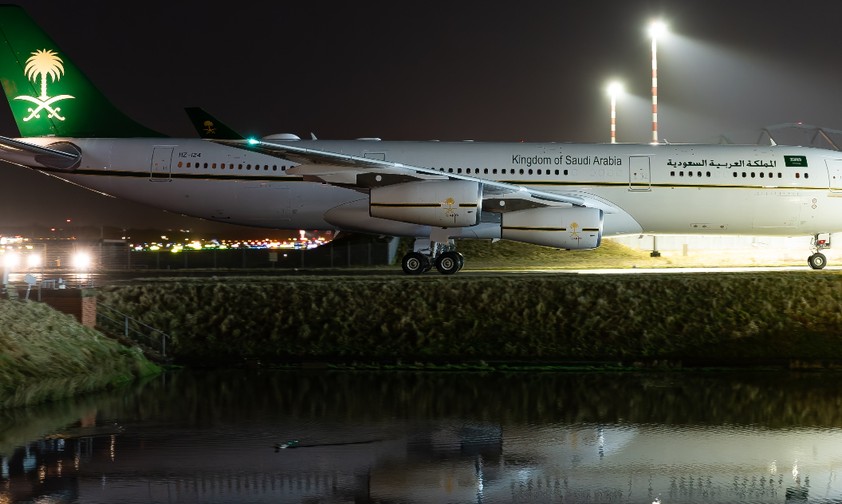 Der Airbus A340-200 mit dem Kennzeichen HZ-124 nach seiner Rückkehr aus Dublin nach Hamburg.