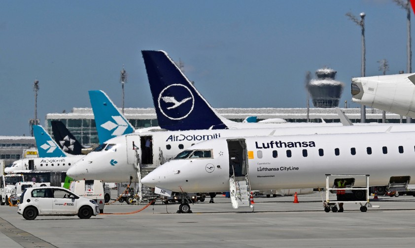 Flieger von Lufthansa und Air Dolomiti in München: Hunderte Fluggäste saßen fest