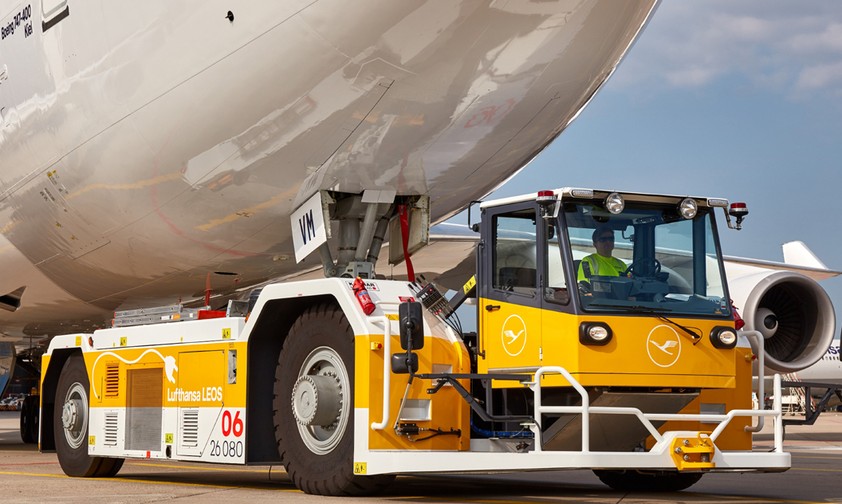 Elektro-Schlepper von Lufthansa: Verfügt zur Absicherung noch über ein Dieselaggregat.