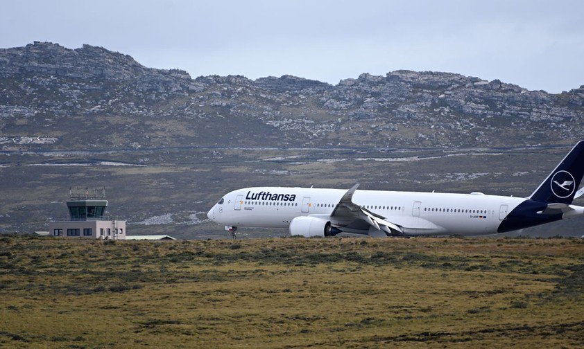 und der A350 setzte auf Piste 28 des internationalen Flughafens der Falklandinseln auf.