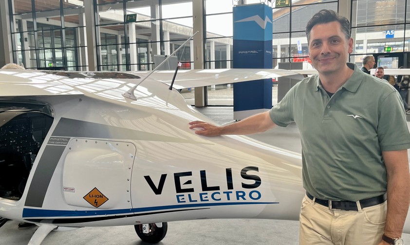 Gabriel Massey vor einer Velis Electro auf der Aero Friedrichshafen: elektrischer Zweisitzer.