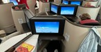 Braun und Beige - und etwas Aua-Farben. So sieht es in der Business Class des neuen Dreamliner von Austrian Airlines aus.