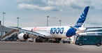 Ein Airbus A350 und der Optimate-Lkw: Das Fahrzeug ...