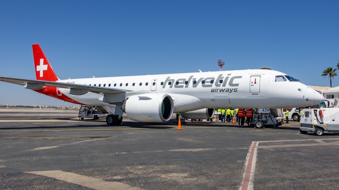 Während dem Aufenthalt am Boden wird die Embraer von zahlreichen Flughafenbeschäftigten begrüßt.