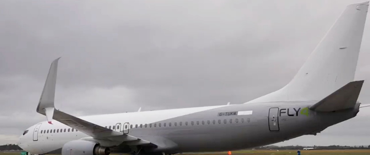Die Boeing 737-800, die heute das Kennzeichen EI-FFA trägt: Hier zu sehen kurz nach der Lackierung im irischen Shannon, noch mit dem alten Kennzeichen G-TUKM.