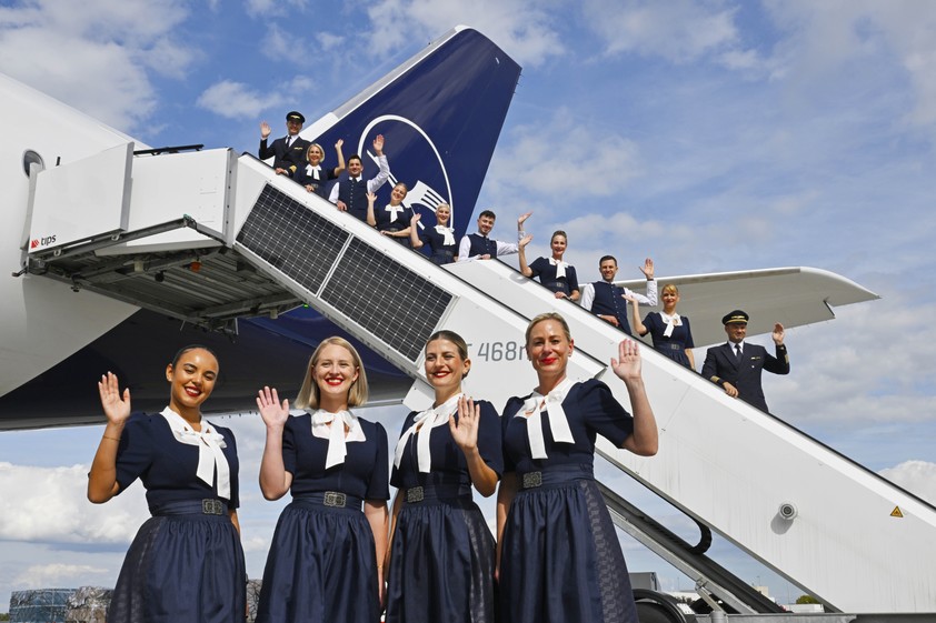 Die Crew der traditionellen Trachtenflüge : Neues Gewand.