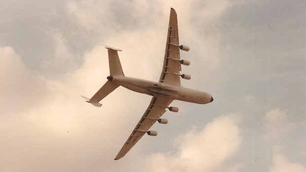 Bei der Länge gewinnt die Antonow An225 klar. Der Airbus A380 misst 72,3 Meter, die An225 85,3 Meter. Auch bei der Spannweite liegt das Flugzeug aus der Ukraine vorne: 88,4 gegenüber 79,8 Meter.