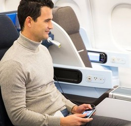 Die Passagiere erwartet in der World Business Class, wie KLM die höchste Klasse nennt, ein neues Unterhaltungssystem mit großem Bildschirm und Touchscreen-Fernbedienung.