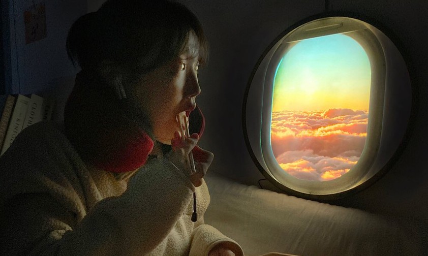 Fenster für daheim: Essen wie im Flugzeug, nur im Wohnzimmer.