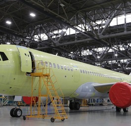 Russlands Luftfahrtindustrie entwickelt verschiedene neue Flugzeuge. Am weitesten fortgeschritten ist die Arbeit am Kurz- und Mittelstreckenjet MS-21. Hersteller Irkut arbeitet auf die Zertifizierung in diesem Jahr hin. Hier im Bild zu sehen: Der erste MS-21-Testflieger mit dem russischen Triebwerk Aviadvigatel PD-14.