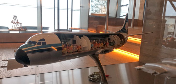 Schön für Luftfahrtfreude: KLM stellt in der Lounge neben heimischer Kunst auch vieles zum Thema Luftfahrt aus.