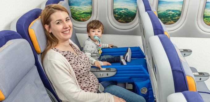 Den Economy-Sitz in eine kinderfreundliche Umgebung verwandeln möchte das Schweizer Unternehmen Aircraft Innovations. Sein Junior Comfort Seat besteht aus einem aufblasbaren Element, welches das Kind vom Sturz in den
Fußraum bewahrt.