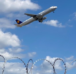 Flugzeug von Lufthansa: Viele bleiben am Freitag am Boden.