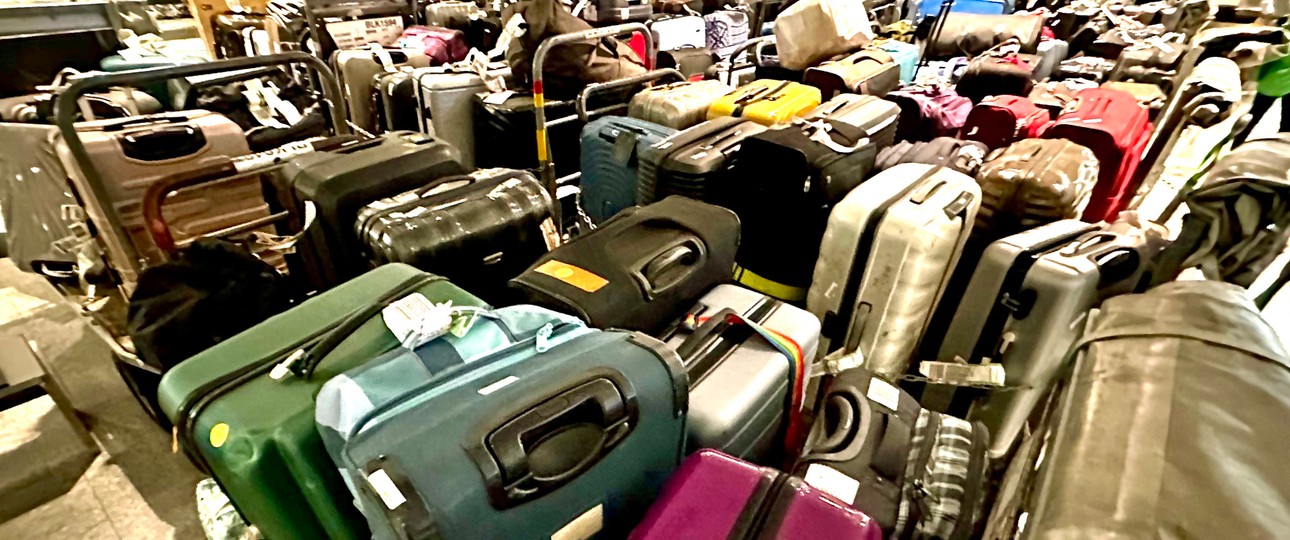 Koffer-Stau am Flughafen Zürich: Die Berge sollen bald abgebaut sein.