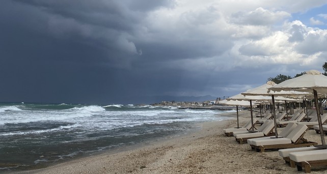 kreta heraklion dunkle wolken strand