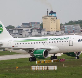 A319 von Germania in Hamburg-Finkenwerder: Brachte Mitarbeiter nach Toulouse.