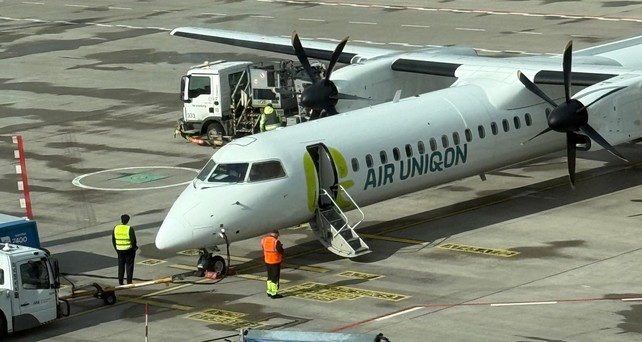 Aash 8 Q-400 am Flugahfen BER: Die Airliner verbindet Friedrichshafen mit Sylt über Berlin.