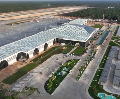 Airport Tulum aus der Luft: Hießt offiziell Aeropuerto Internacional Felipe Carrillo Puerto.
