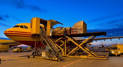 Die Beladung des Airbus A300 von EAT: Nqachts ist viel los in Leipzig.