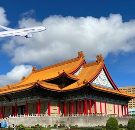 Boeing 777X in Farben von China Airlines über Taipeh (Montage): Die Airline bestellt sowohl die Passagier- als auch die Frachtversion.