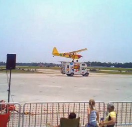 Landungs-Stunt an der Airshow: Die Landung auf dem Dach.