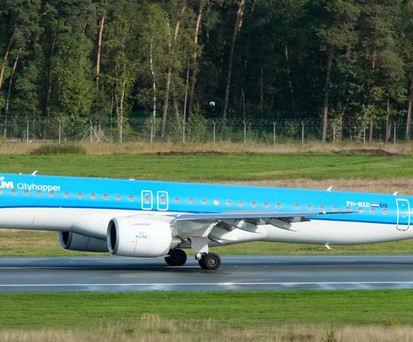 Eine Embraer E195-E2 von KLM am Flughafen Nürnberg: Die Niederländer verbinden Nürnberg mit Amsterdam bis zu viermal am Tag.