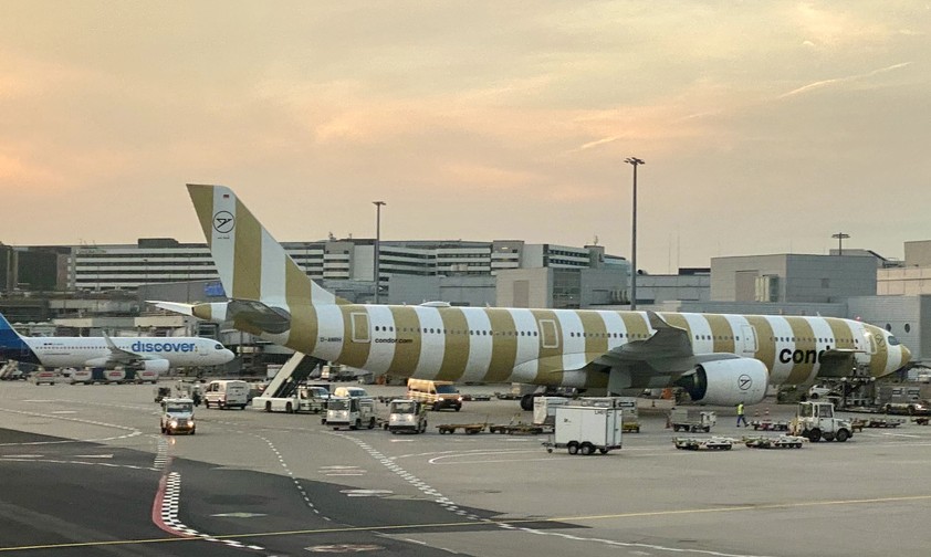 Jets von Condor und der Lufthansa-Tochter Discover in Frankfurt: Ferienflug-Konkurrenz.
