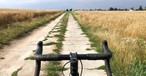 Fahrrad auf einem Feldweg: Nach abgesagten Flügen 3500 Kilometer im Sattel.