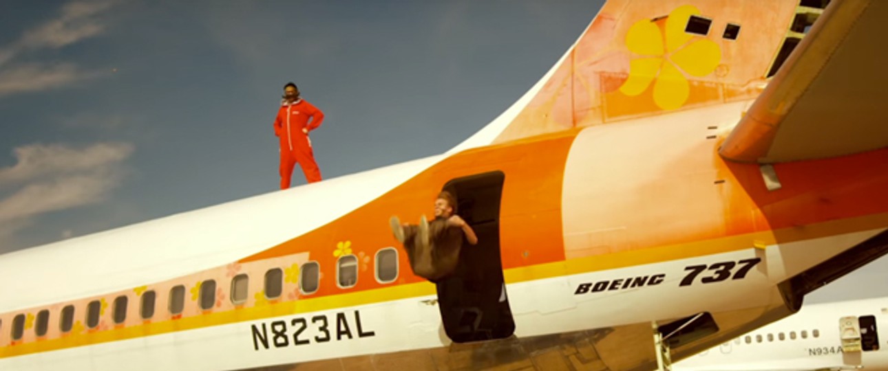Projekt «The Takeover»: Freerunner zeigen auf einem Flugzeugfriedhof ihr Können.