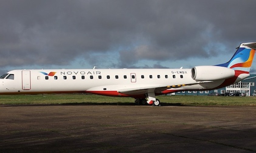 Der Embraer 145 wartet auf die Inspektion auf dem Londoner Flughafen Biggin Hill.