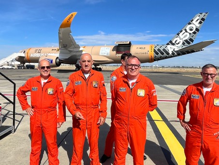 Der Airbus A350 F und die Testflugcrew: Der Frachter war vier Stunden in der Luft.