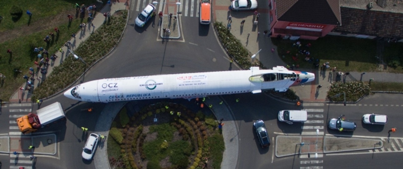 Auf dem Weg ins Museum: Die Tu-154 ist fast zu groß für die Straße.