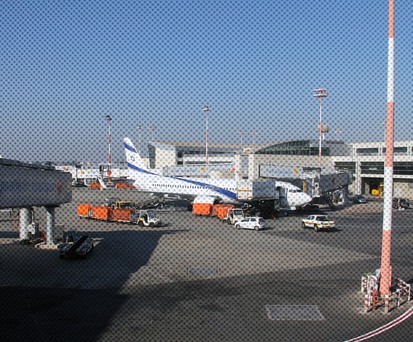 Boeing 737 von El Al am Flughafen tel aviv: Aktuell gleicht der Airport einer US-Militärbasis. 