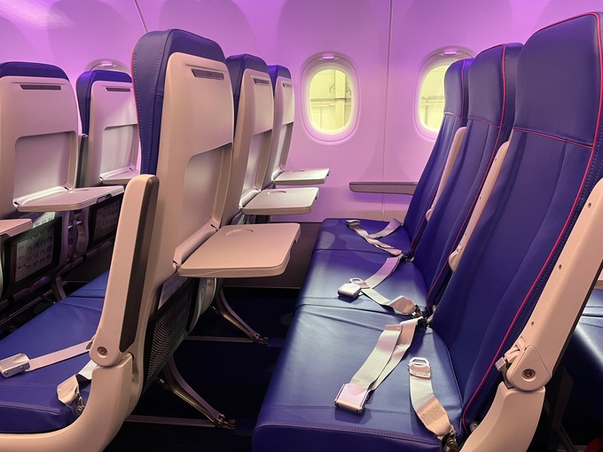 Jeder Platz ist mit einem Aufbewahrungsnetz und einem Tisch ausgestattet.