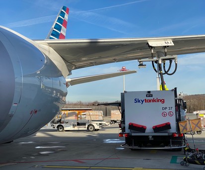 Flugzeugbetankung: Derzeit ist Kerosin extrem günstig.