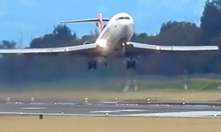 Die Boeing 727 von Aerosucre: Plötzlich wieder die Nase gesenkt.
