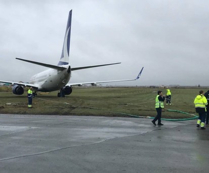 Der Flieger von Anadolujet in Perm: Muss von der Wiese geschleppt werden.