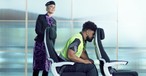 Sicherheitsvideo von Air New Zealand: Beim Notausgang Pflicht.