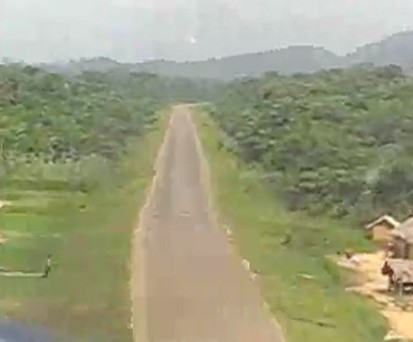 Eine normale Straße als Landebahn: In Walikale der Normalfall.