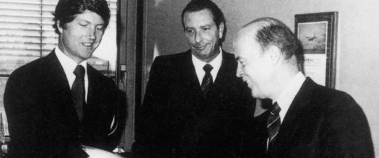 Es begann mit einer Entlassung: Pilot Kim Lundgren verlor während der Ölkrise in den 1970er-Jahren seinen Job bei Pan Am in Europa. Statt in die USA zurückzukehren, gründete er eine Charter-Fluggesellschaft. 1978 wurde Air Berlin USA im US-Bundesstaat Oregon ins Handelsregister eintragen.
