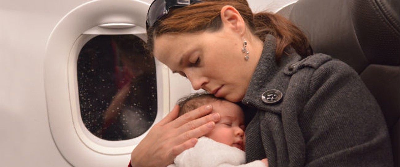 Diese Mutter reist mit ihrem frischgeborenen Säugling: Babys als Sitznachbarn zu haben, kann anstrengend sein.